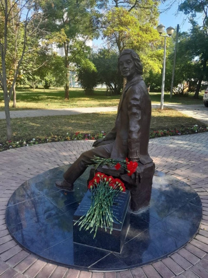 Старт августовской педагогической конференции у памятника Учителю «УРОКИ ВАШИ МЫСЛИТЬ ЗАСТАВЛЯЮТ».